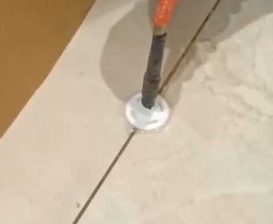 玛纳斯瓷砖空鼓维修公司专业解答瓷砖在铺贴过程中，如果没有涂抹均匀到位的粘结材料（如水泥砂浆或瓷砖胶），可能会导致以下问题